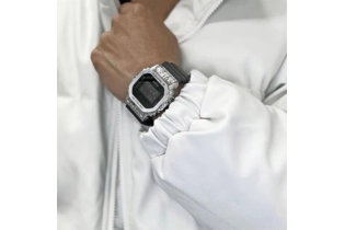 Часы Casio GM-5600GC-1D кварцевые